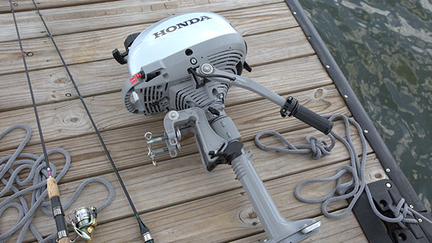 Un moteur hors-bord Honda Marine de près