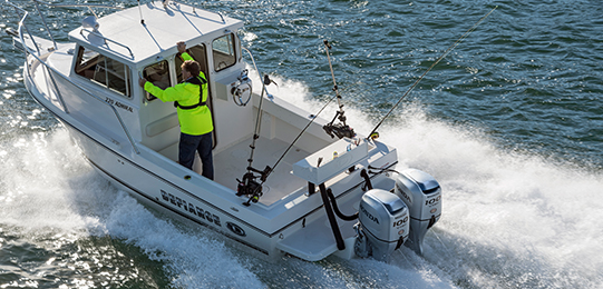 Image de deux hommes pêchant dans un bateau